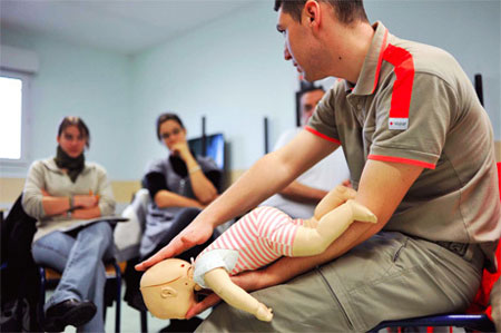 On s’entraîne sur un petit mannequin de bébé